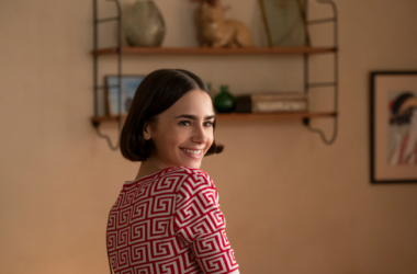 Режиссёр «Эмили в Париже» рассказывает о финале пятого сезона Режиссёр «Эмили в Париже» рассказывает о финале пятого сезона