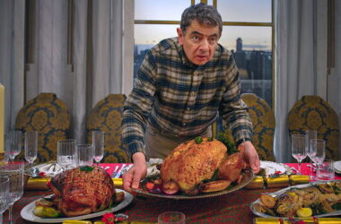 Главный сериал Netflix хотел быть лучшей рождественской комедией но разочаровал Человек против младенца