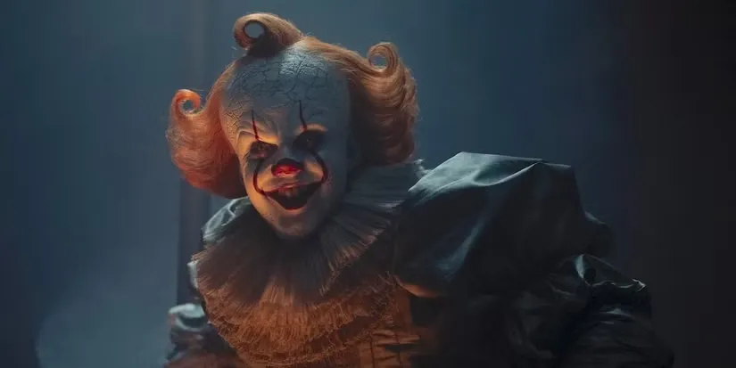 Клоун с яркими волосами.