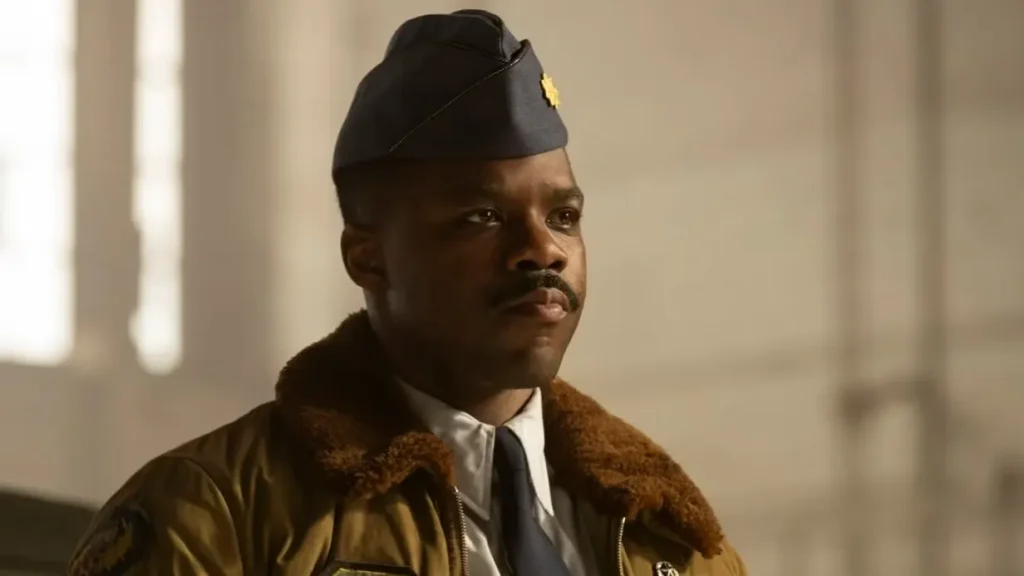 Полицейский в униформе с шапкой.