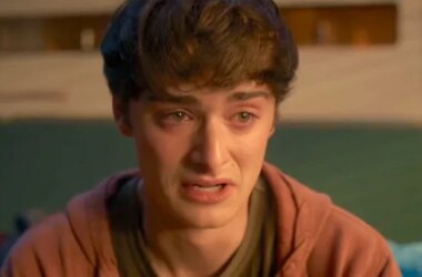 Ноа Шнапп о своей трогательной каминг-аут сцене в Очень странные дела Ноа Шнапп о своей трогательной каминг-аут сцене в Очень странные дела